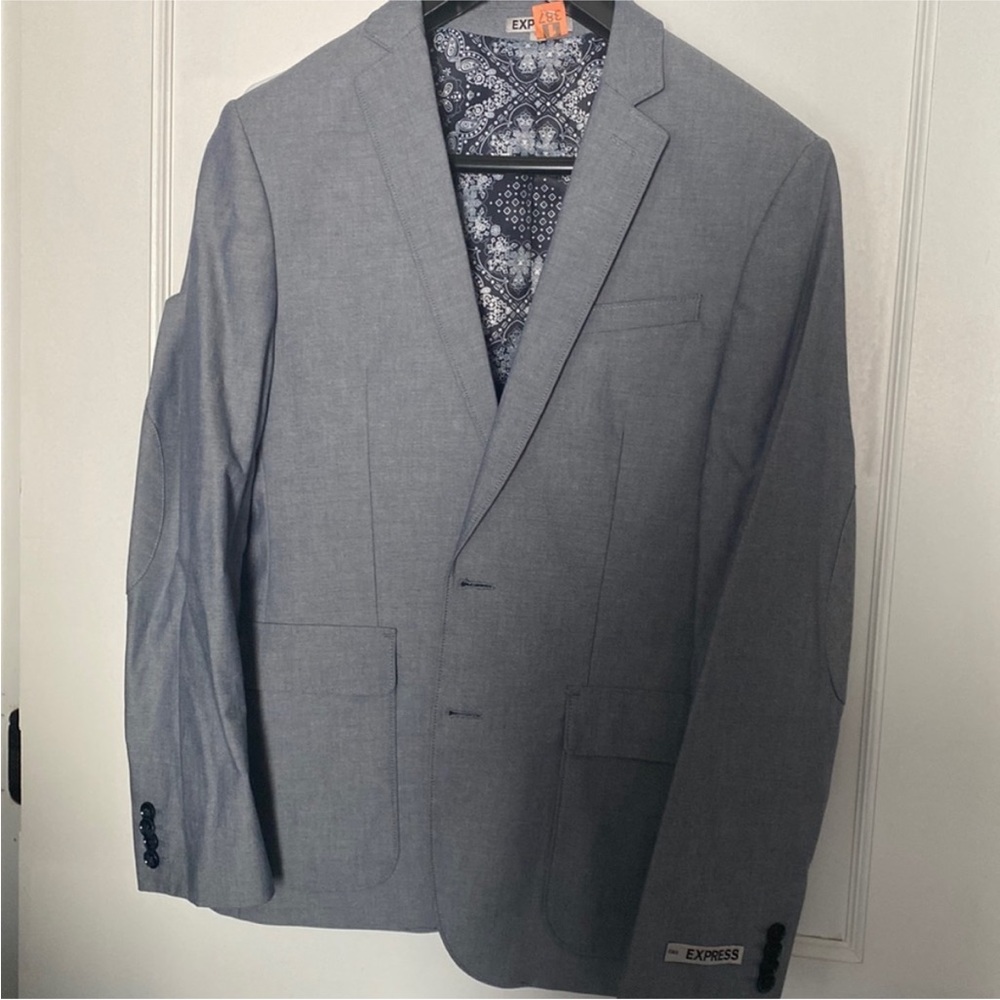 Worn for pictorial. Good as new